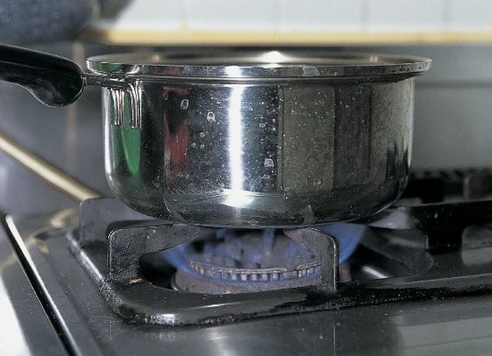 湯沸しは「強火」ではなく「中火」で節約に