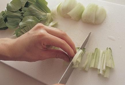 チンゲン菜は軸を細切りすれば炒める時間がグンとダウン！