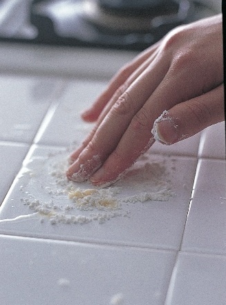 余った小麦粉でキッチンの油汚れをこすり取り！