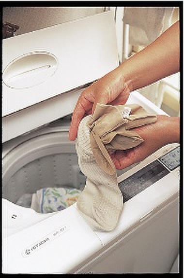 ストッキング洗いは靴下をネットがわりにして！