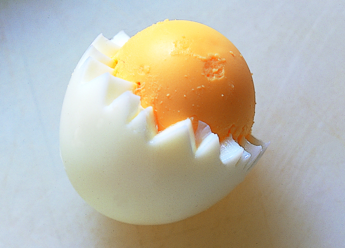 空き容器は飾りゆで卵づくりに再利用