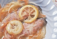 鮭をレモン酢だれに漬け込み＆冷凍してマリネ風に！