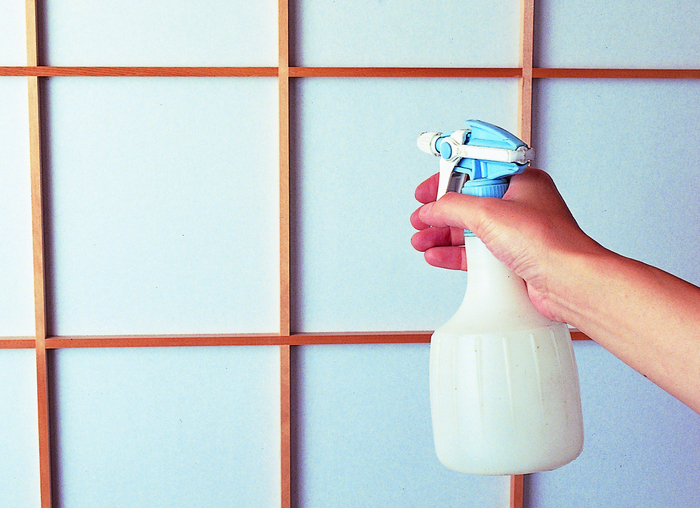 黄ばんだ障子紙をお手軽漂白剤スプレーで、白さ復活させてみよう