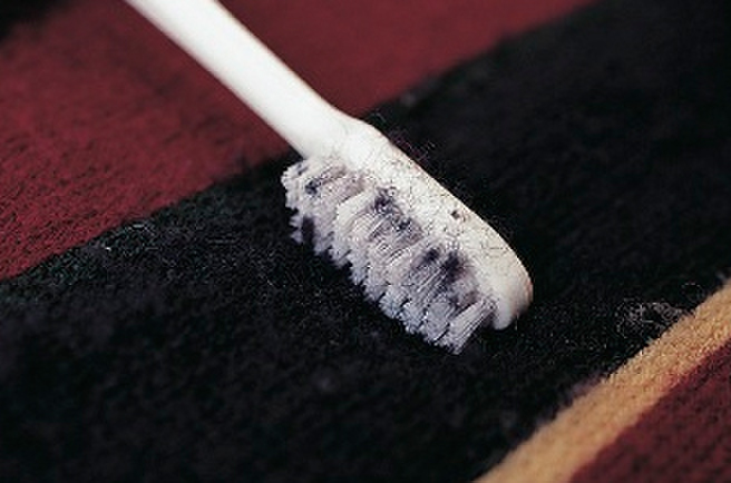 セーターの毛玉はジグザグカットの歯ブラシできれいにとれる！