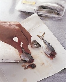 まな板を使わずに肉や魚を切るには？