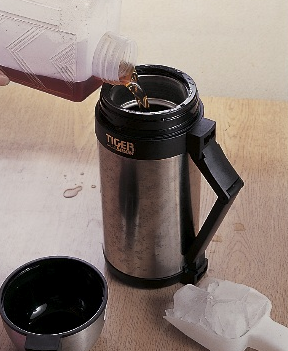 夏場はお茶水筒を用意して、開閉回数を減らそう！