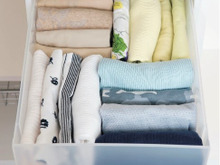 洋服は四角くたたんで立てて収納!