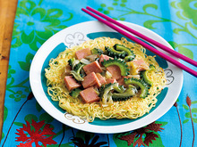 彩り鮮やか!ゴーヤのあんかけ焼きそば