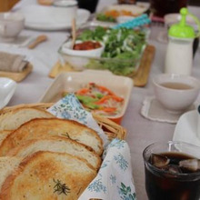 庭先のハーブを使ったカフェ気分なフランスパン