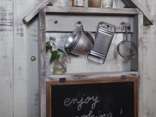 黒板パタパタ扉のおうち型ウォールキャビネット