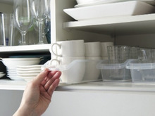 トレー使いで食器棚の奥行きを有効活用