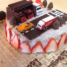 おもちゃを乗せて可愛いケーキ