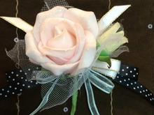 セリアのグッズで作るコサージュ♡