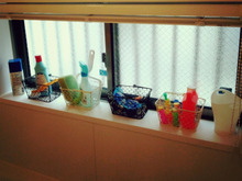 100均のカゴを使ってお風呂場スッキリ収納。