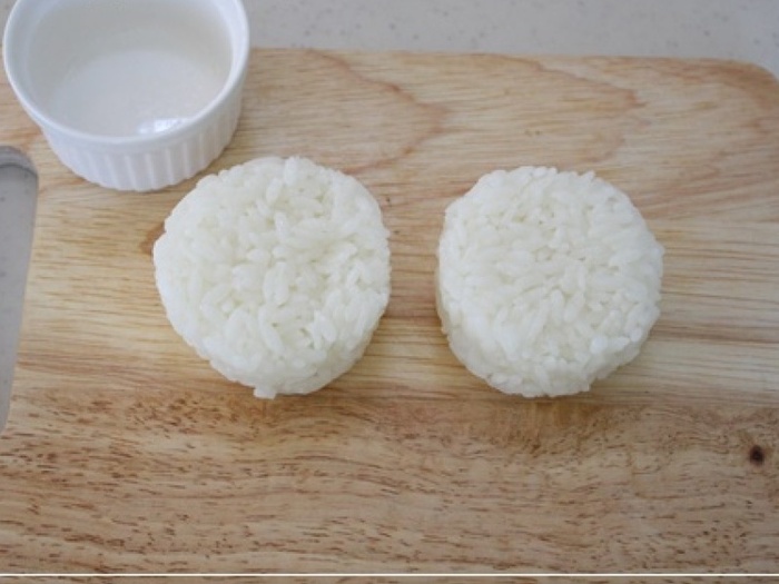 まん丸おにぎりを握る