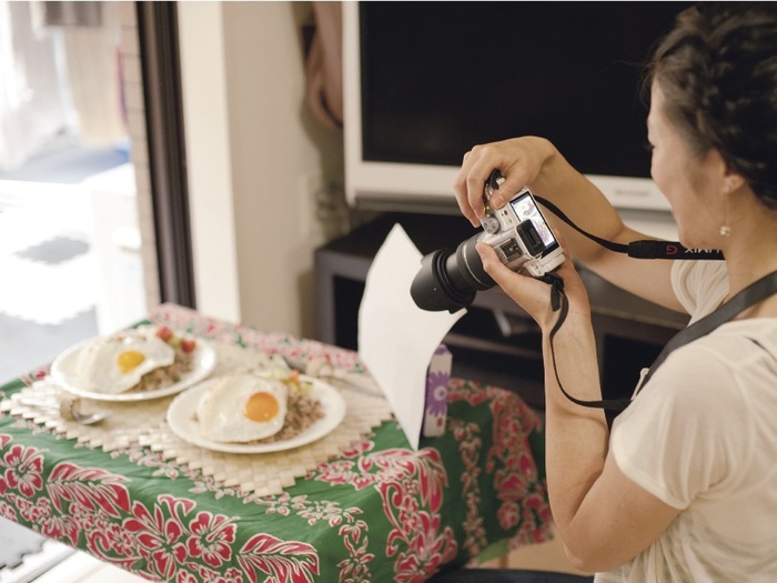 4.レフ板を料理の前に立てて撮影する