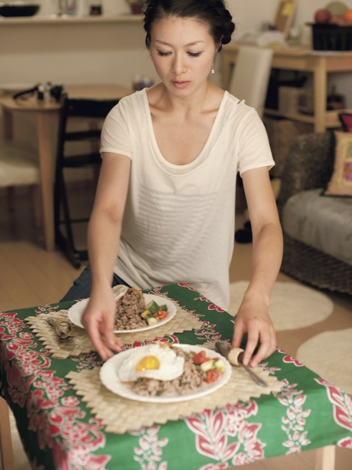 2.マットや布を敷いて料理を飾る