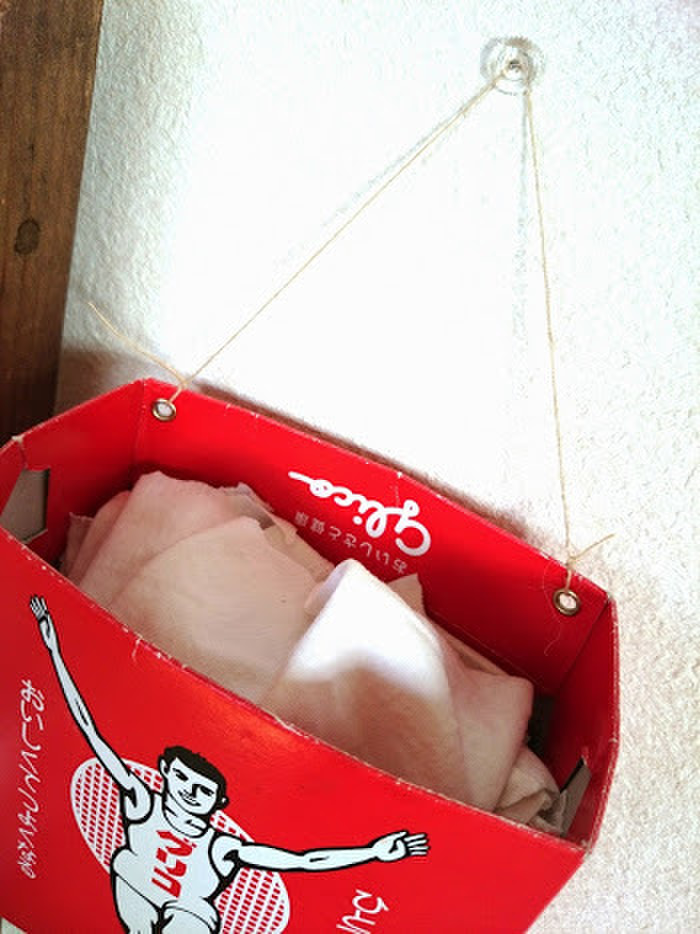 白いキッチンに赤のワンポイント