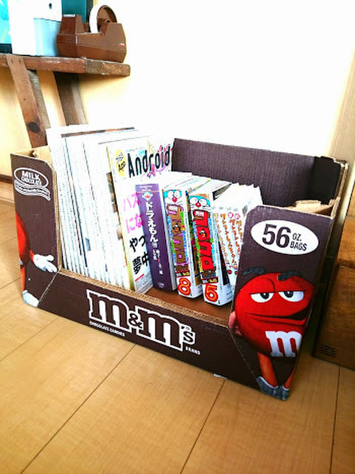 コストコのお菓子の箱を厳選して置きます。