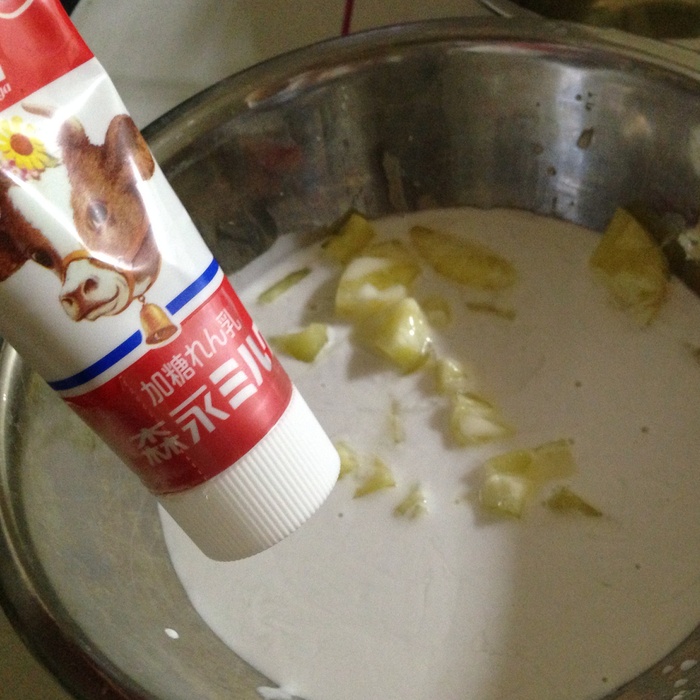 コンデンスミルクを入れ、味をきめる