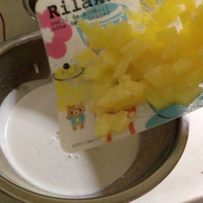 パイナップルをちいさくカット。