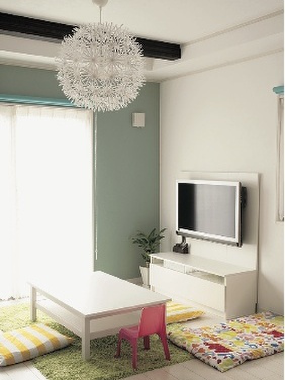 白い家具にポイントカラーが映える!