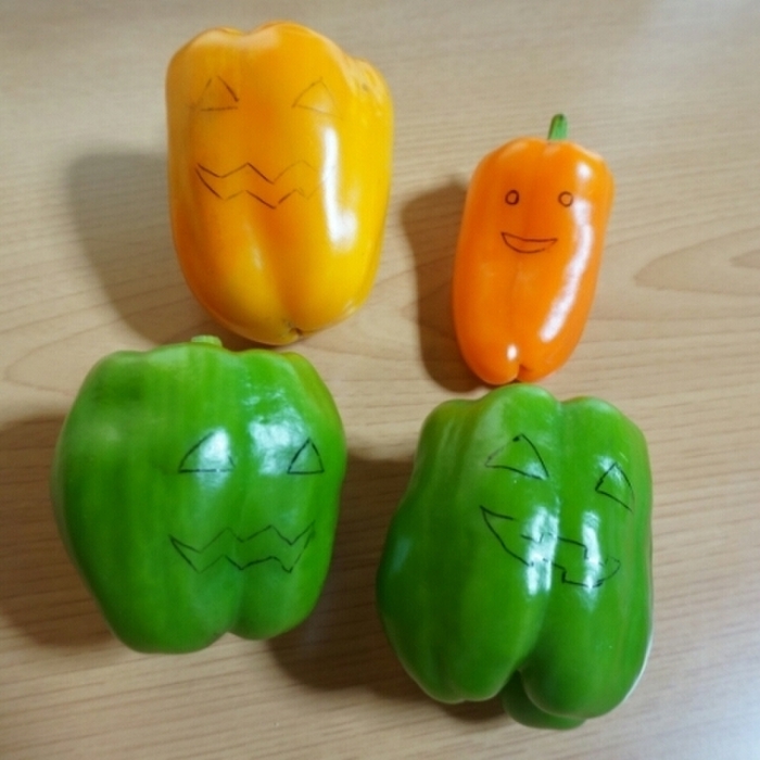 ①パプリカに水性ペンで顔を書く。