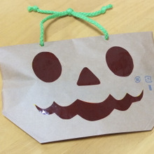 顔を貼ってハロウィンラッピング♪