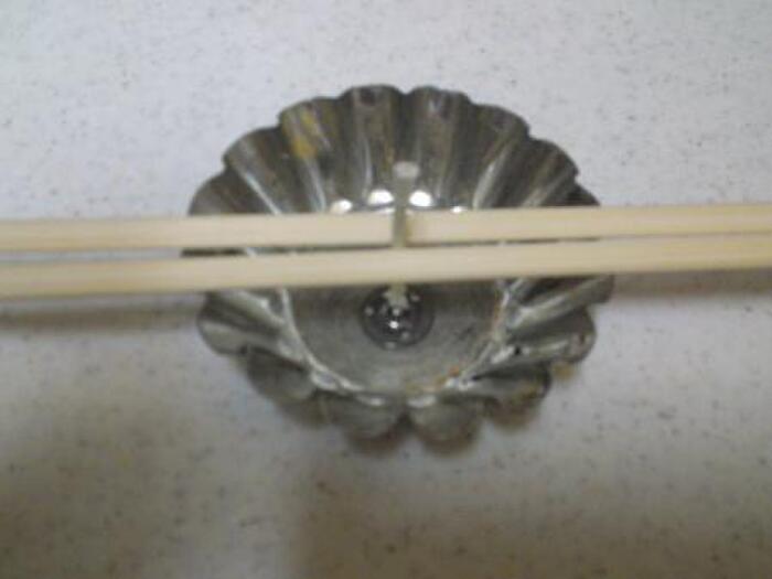芯の長さを決めて、割り箸で固定する。