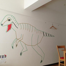 恐竜現る!子供達にサプライズ♪ダイソーのマスキングテープで壁アート