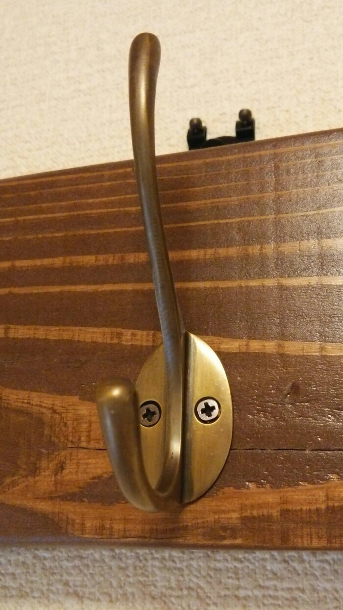 木材にフックを取り付け。