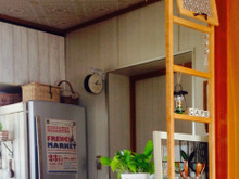 はみ出た家具も素敵に見せる!釘いらず小窓つきラダー