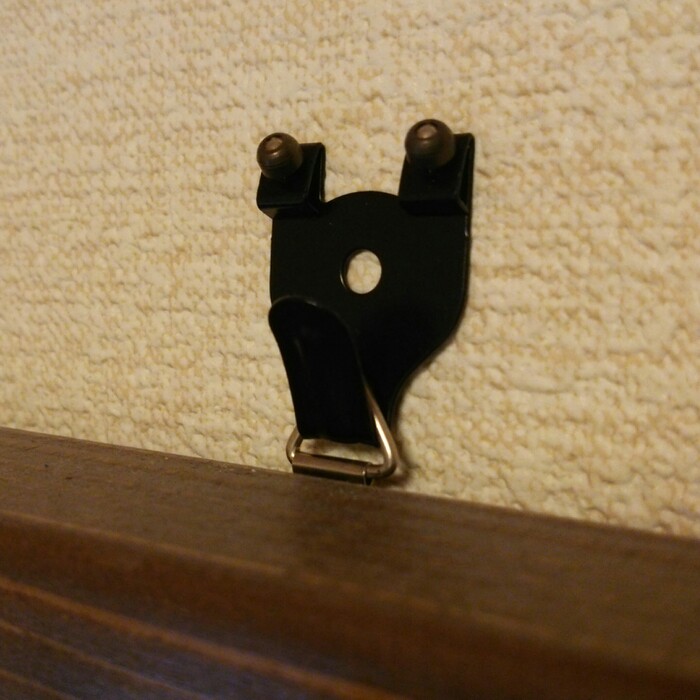 木材に三角カンを取り付ける。