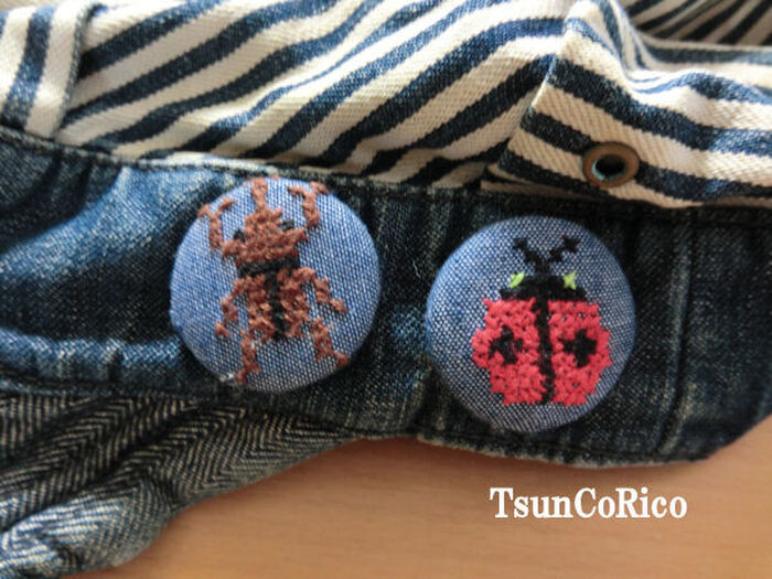 クロスステッチを施した クルミボタン