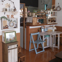 木枠とセリアのフックで飾り棚♪