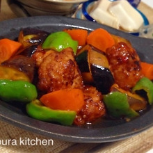 ふんわりヘルシー肉団子と野菜のピリッと甘辛炒め