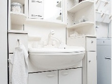 狭い洗面所をすっきり美しく見せる収納テク