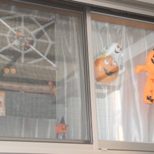 窓に飾ってハロウィンディスプレイ
