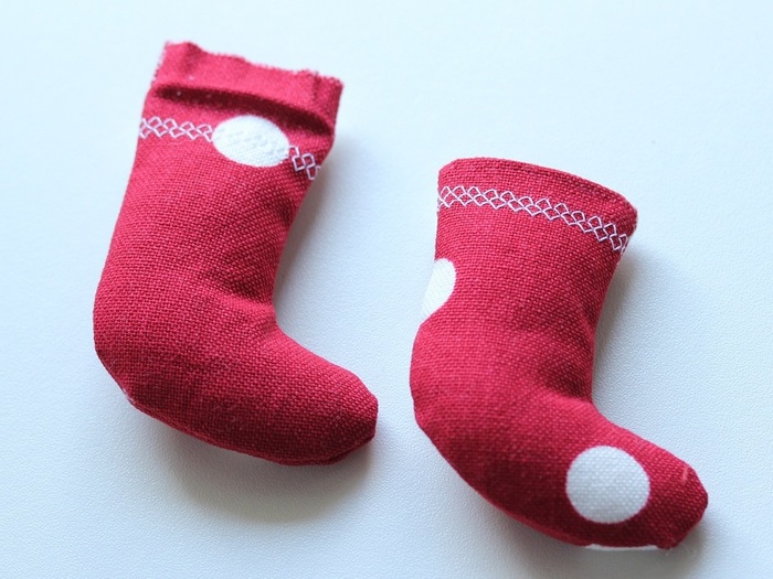 ひっくり返して上を1cm折り返し、綿を入れます。