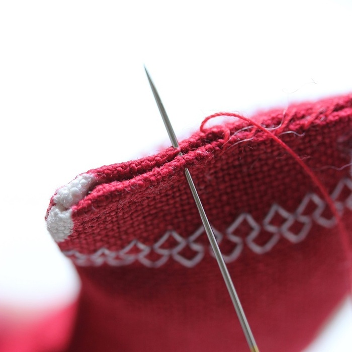 上をまつり縫いします