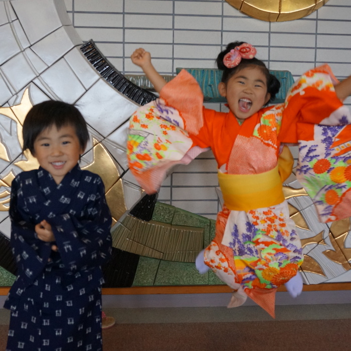 子供も着物で和に触れています