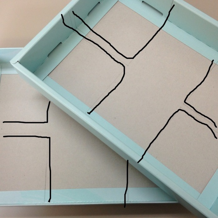 ① 空き箱の四隅をカット