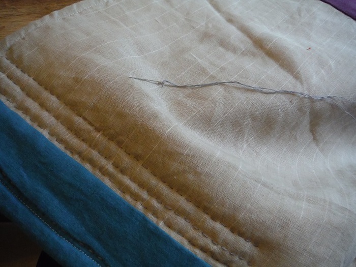 手縫いでステッチ。