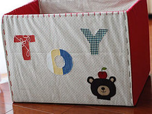 ダンボールの空き箱でおもちゃ箱