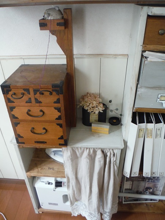 左の小さな棚にはお裁縫道具一式を。