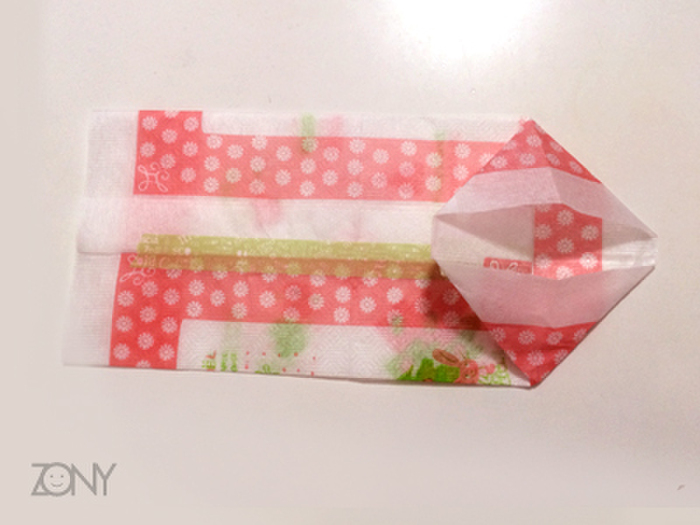 【手順3.折った部分を広げて三角に折る】