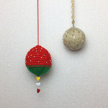 手編みのニットボールでクリスマスオーナメント