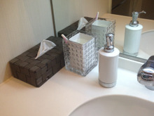 牛乳パックと花瓶で洗面所のオシャレなゴミ箱