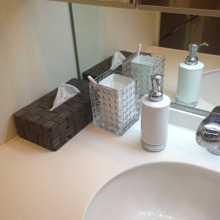 牛乳パックと花瓶で洗面所のオシャレなゴミ箱