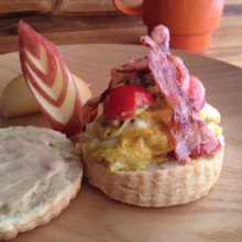 そば粉のホットビスケットサンド トマトとバジルのオムレツ